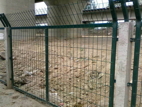 高鐵防護(hù)柵欄圖片2 高鐵防護(hù)柵欄圖片2