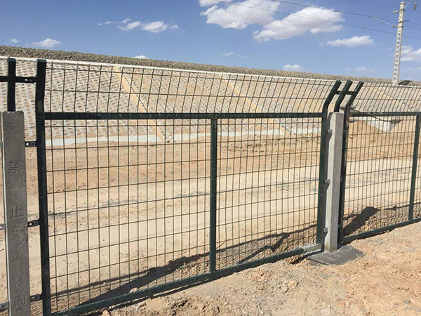 高鐵防護(hù)柵欄圖片3 高鐵防護(hù)柵欄圖片3