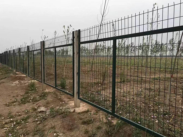 高鐵防護(hù)柵欄圖片4 高鐵防護(hù)柵欄圖片4