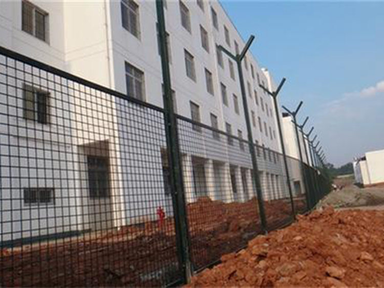 監(jiān)獄鋼網(wǎng)墻安裝現(xiàn)場 監(jiān)獄鋼網(wǎng)墻安裝現(xiàn)場