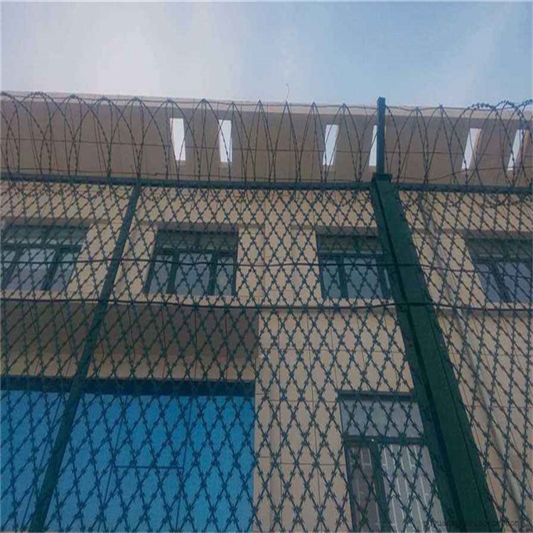 石家莊監獄鋼網墻安裝刀刺網效果圖片4 石家莊監獄鋼網墻安裝刀刺網效果圖片4