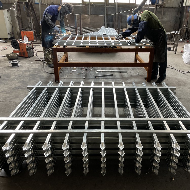 熱銷鋅鋼圍墻柵欄加工現(xiàn)場(chǎng)圖片2 熱銷鋅鋼圍墻柵欄加工現(xiàn)場(chǎng)圖片2