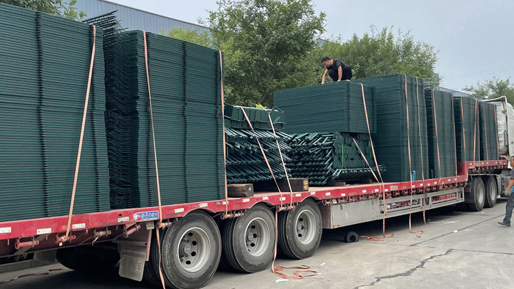 發貨機場隔離圍網18631858321 發貨機場隔離圍網18631858321