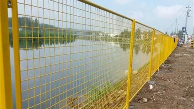 水庫鐵絲浸塑圍網(wǎng)18631858321