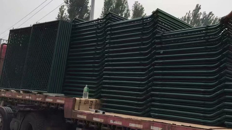 學校球場圍欄發貨18631858321 學校球場圍欄發貨18631858321