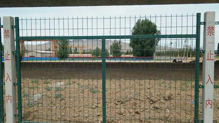 水泥柱鐵路防護網(wǎng)18631858321 水泥柱鐵路防護網(wǎng)18631858321