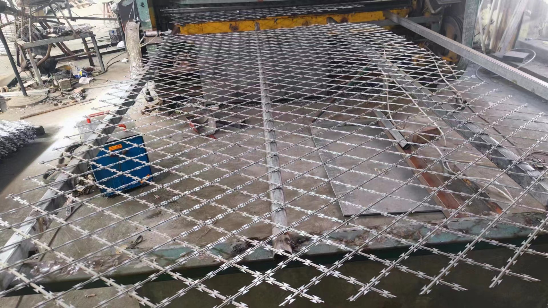 焊接刀片護欄網圖片3 焊接刀片護欄網圖片3