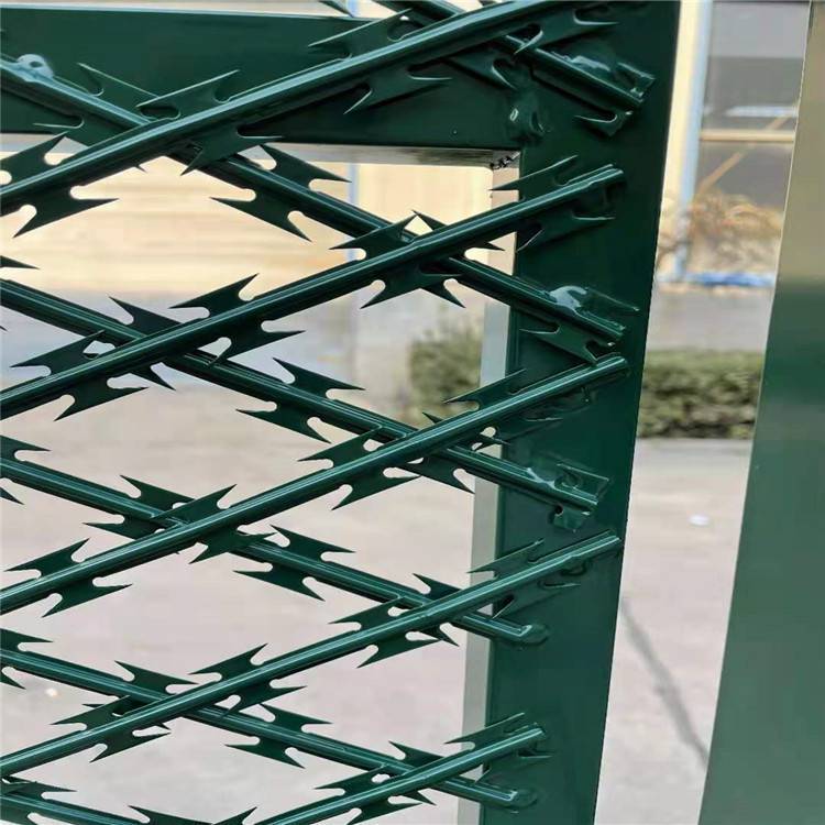 焊接刀片護欄網圖片4 焊接刀片護欄網圖片4